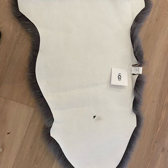 UGG Sheepskin Area Rug, 36" L x 24" W x 1" H, Grey NWT - Picture 8 of 10